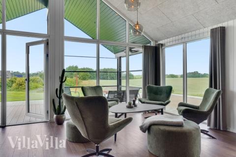 Sofaen i luksushus 546 i Limfjorden indbyder til brætspil eller at se en film sammen.