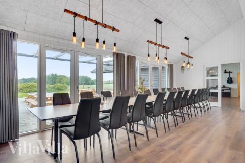 Det store lyse opholdrum i luksushus nr. 546 til 30.