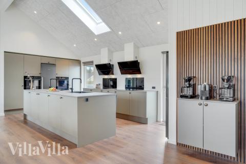 Køkkenet i luksushus nr. 546 er udstyrret, så I let kan lave mad til 30 personer.