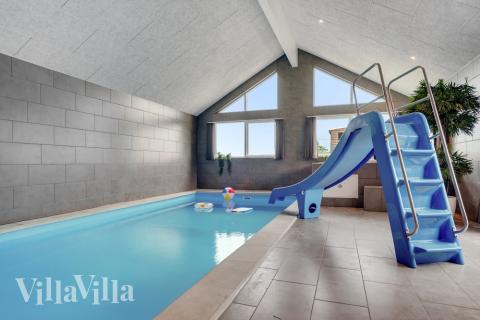 Sommerhus 546 er indrettet med en lækker poolafdeling med vandrutsjebane, dejlig stor indbygget spabad og sauna