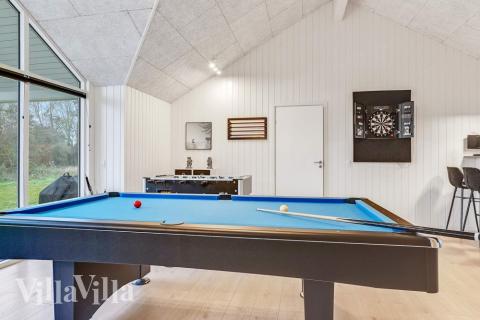 Luksushus 543 til 16 personer byder på et stort aktivitetsrum med bl.a. billard og dart