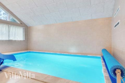 Sommerhus 543 er indrettet med en lækker poolafdeling med vandrutsjebane, dejlig stor indbygget spabad og sauna