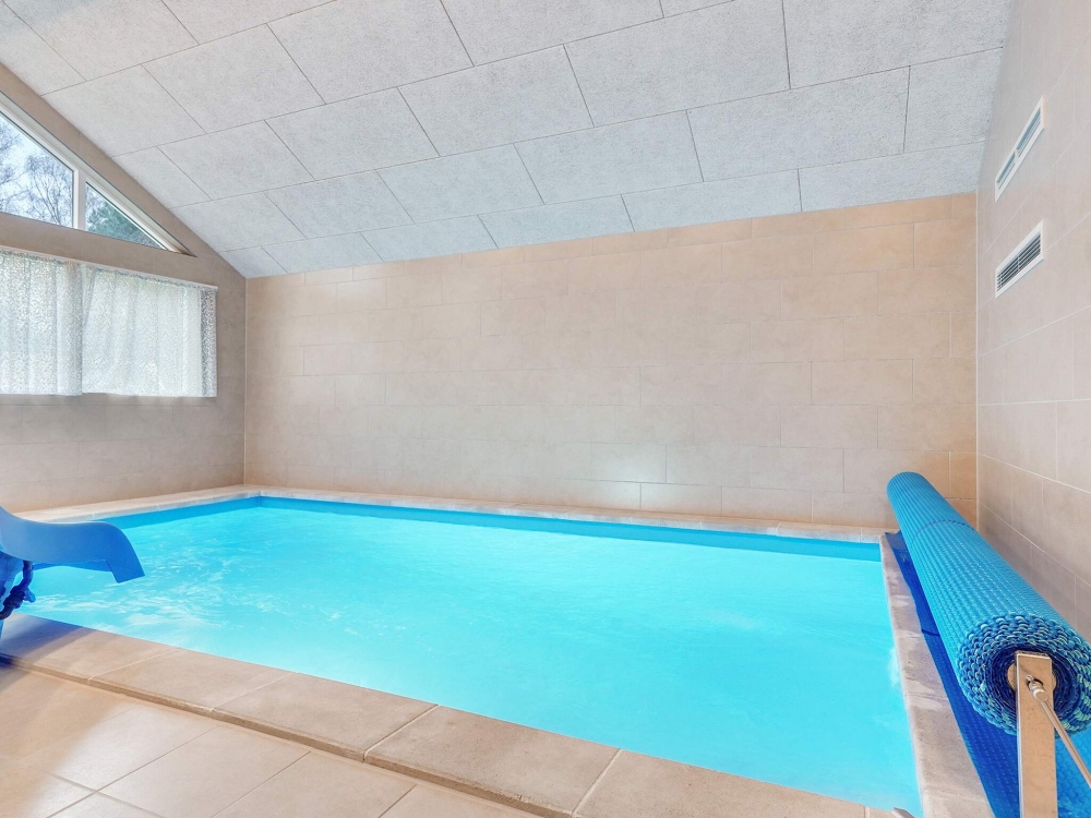 Sommerhus 543 er indrettet med en lækker poolafdeling med vandrutsjebane, dejlig stor indbygget spabad og sauna