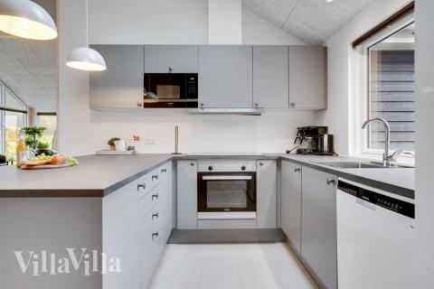 Køkkenet i luksushus nr. 544 er udstyrret, så I let kan lave mad til 14 personer.