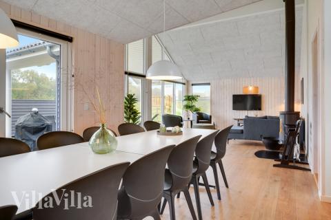 Det store lyse opholdrum i luksushus nr. 544 til 14.