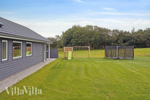 I det attraktive aktivitesrum i luksushus nr. 544 i Østjylland  er der masser af udendørs aktiviteter, f.eks. legetårn og gynge