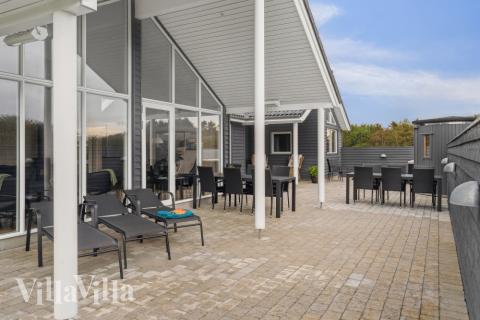 Luksushus nr. 544 har en dejlig terrasse med gode havemøbler til 14 personer.