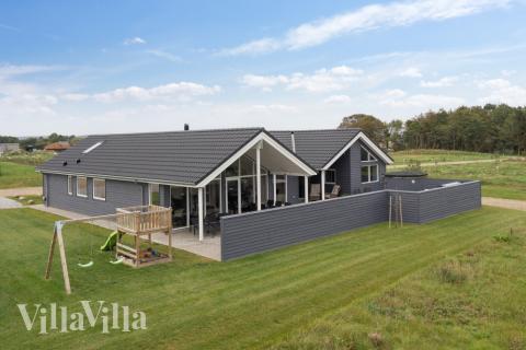 Dette skønne poolhus nr. 544 med plads til 14 personer ligger i Østjylland