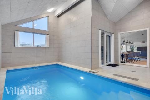 Sommerhus 549 er indrettet med en lækker poolafdeling med vandrutsjebane, dejlig stor indbygget spabad og sauna