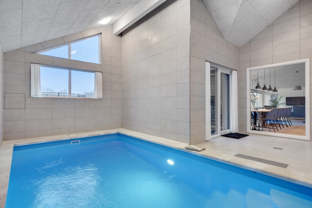 Sommerhus 549 er indrettet med en lækker poolafdeling med vandrutsjebane, dejlig stor indbygget spabad og sauna