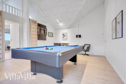 Luksushus 549 til 14 personer byder på et stort aktivitetsrum med bl.a. billard og dart