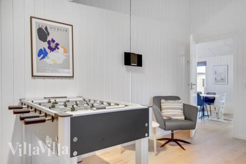 Dyst i sommerhusets aktivitetsrum, når I besøger luksushus nr. 549 i Nordsjælland.