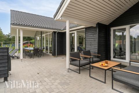 På terrassen i sommerhus nr. 549 er der plads til 14 personer.