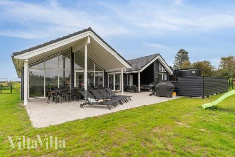 Luksushus nr. 549 har en dejlig terrasse med gode havemøbler til 14 personer.