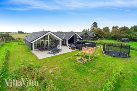 Dette skønne poolhus nr. 549 med plads til 14 personer ligger i Nordsjælland