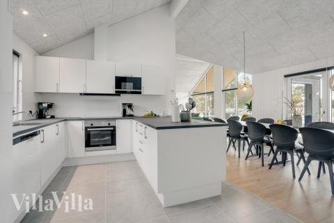 Køkkenet i luksushus nr. 540 er udstyrret, så I let kan lave mad til 14 personer.