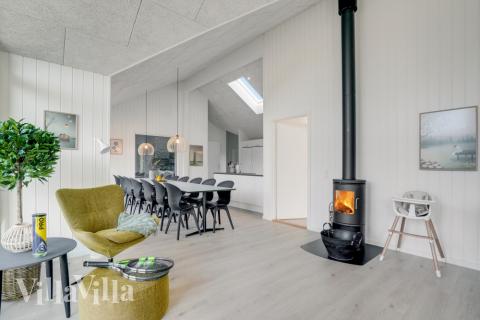 Der er mulighed for hygge i sommerhusets sofaarrangement, når I besøger luksushus nr. 540