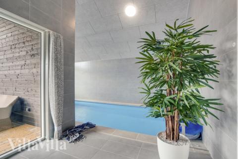 Sommerhus 540 er indrettet med en lækker poolafdeling med vandrutsjebane, dejlig stor indbygget spabad og sauna