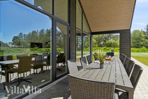 Nyd en grillaften på terrassen i luksushus nr. 540 i Vestjylland