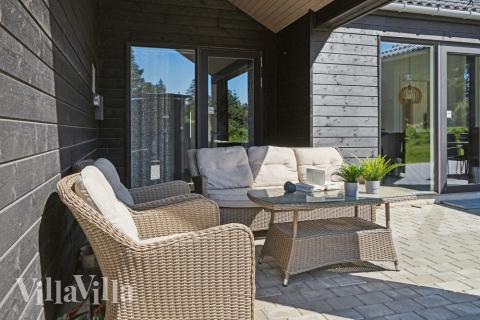 På terrassen i sommerhus nr. 540 er der plads til 14 personer.