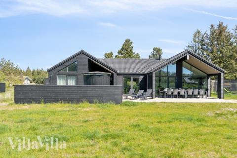 Dette skønne poolhus nr. 540 med plads til 14 personer ligger i Vestjylland