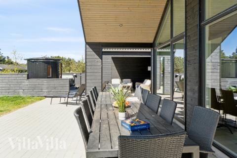 Luksushus nr. 540 har en dejlig terrasse med gode havemøbler til 14 personer.