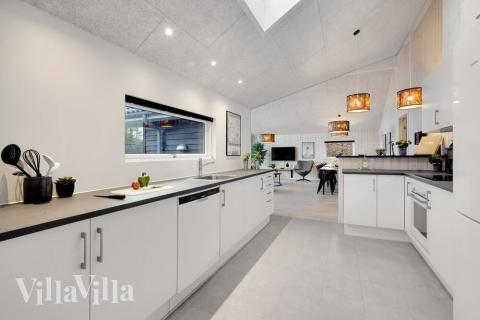 Køkkenet i luksushus nr. 550 er udstyrret, så I let kan lave mad til 14 personer.