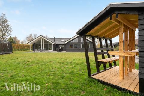 I det attraktive aktivitesrum i luksushus nr. 550 i Lolland/Falster/Møn  er der masser af udendørs aktiviteter, f.eks. legetårn og gynge