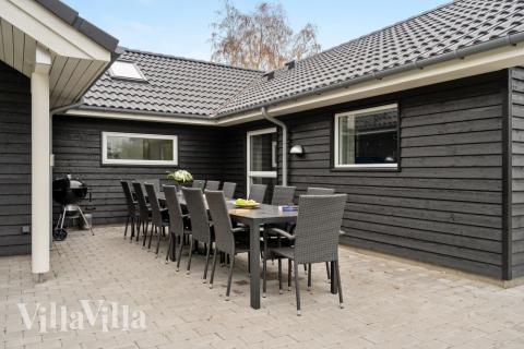 Nyd en grillaften på terrassen i luksushus nr. 550 i Lolland/Falster/Møn