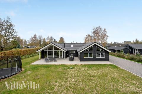 Dette skønne poolhus nr. 550 med plads til 14 personer ligger i Lolland/Falster/Møn