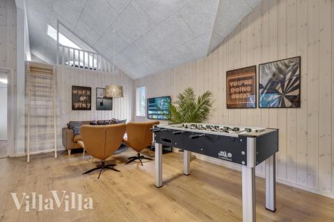 Luksushus 568 til 16 personer byder på et stort aktivitetsrum med bl.a. billard og dart
