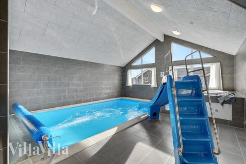 Den lækre pool i luksushuse nr. 568 til 16 personer