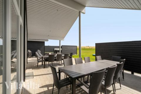 Luksushus nr. 547 har en dejlig terrasse med gode havemøbler til 18 personer.
