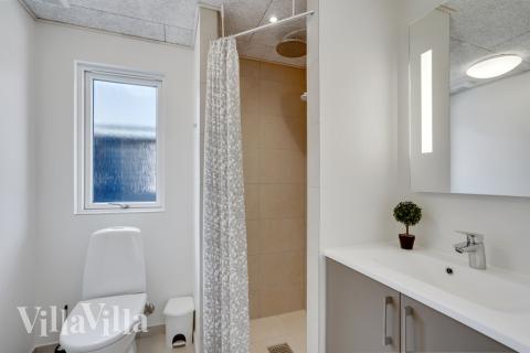 Der er bad med brus i luksushus nr. 547 til 18 personer.