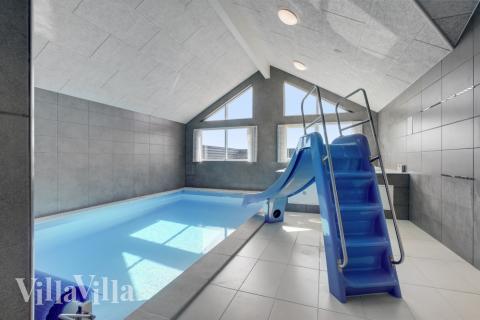 Sommerhus 547 er indrettet med en lækker poolafdeling med vandrutsjebane, dejlig stor indbygget spabad og sauna