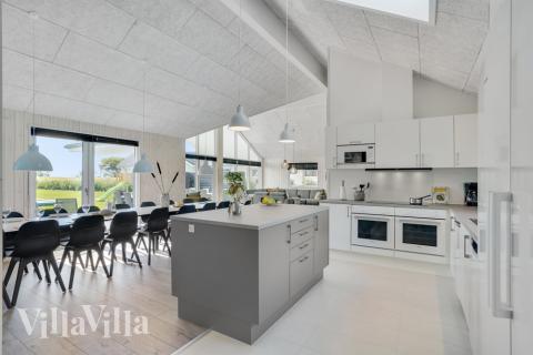 Køkkenet i luksushus nr. 547 er udstyrret, så I let kan lave mad til 18 personer.