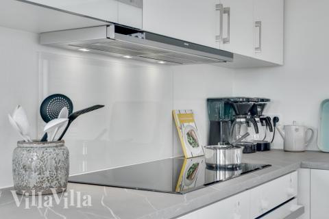 Velindrettet køkken i luksushus nr. 547 i Limfjorden.