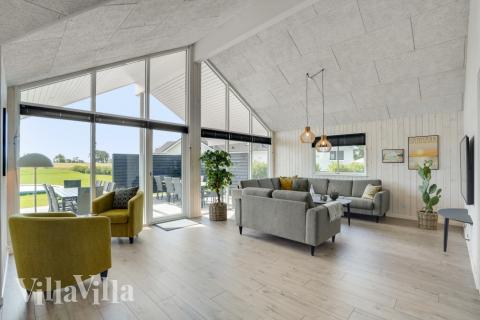 Der er mulighed for hygge i sommerhusets sofaarrangement, når I besøger luksushus nr. 547