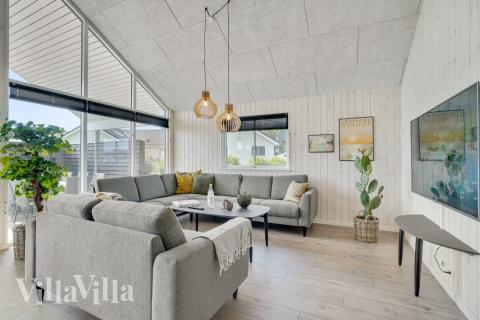 Sofaen i luksushus 547 i Limfjorden indbyder til brætspil eller at se en film sammen.