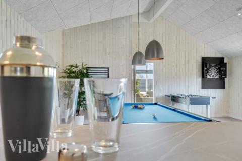 I det attraktive aktivitesrum i luksushus nr. 547 i Limfjorden  er der masser af udendørs aktiviteter, f.eks. legetårn og gynge