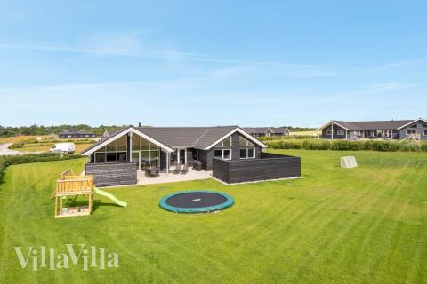 Dette skønne poolhus nr. 547 med plads til 18 personer ligger i Limfjorden