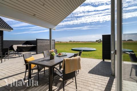 På terrassen i sommerhus nr. 547 er der plads til 18 personer.