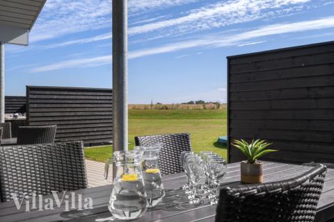 Nyd en grillaften på terrassen i luksushus nr. 547 i Limfjorden