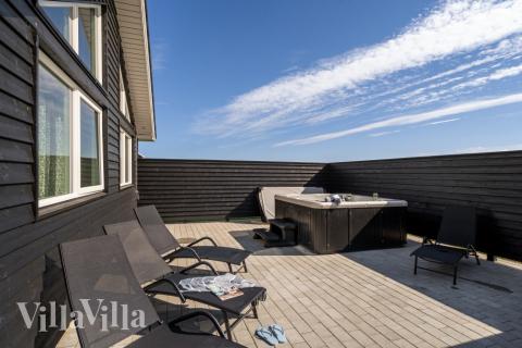 Stor terrasse ved luksushus nr. 547 i Limfjorden.