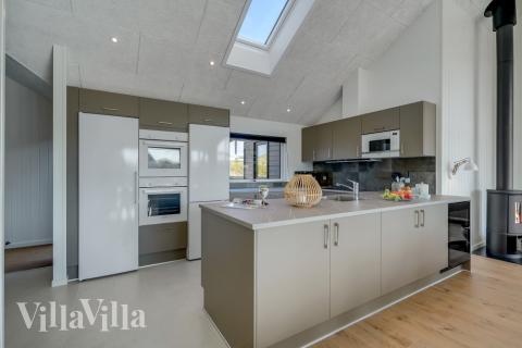 Køkkenet i luksushus nr. 558 er udstyrret, så I let kan lave mad til 18 personer.