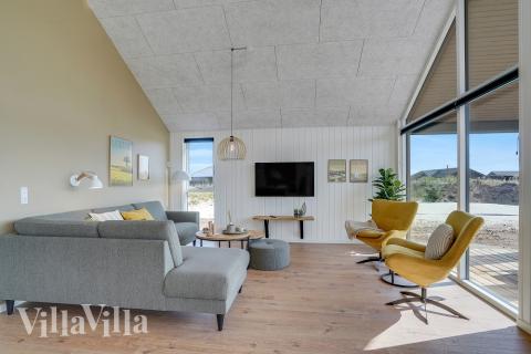 Der er mulighed for hygge i sommerhusets sofaarrangement, når I besøger luksushus nr. 558