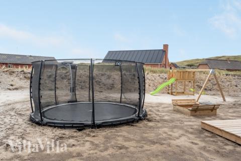 I det attraktive aktivitesrum i luksushus nr. 558 i Vestjylland  er der masser af udendørs aktiviteter, f.eks. legetårn og gynge