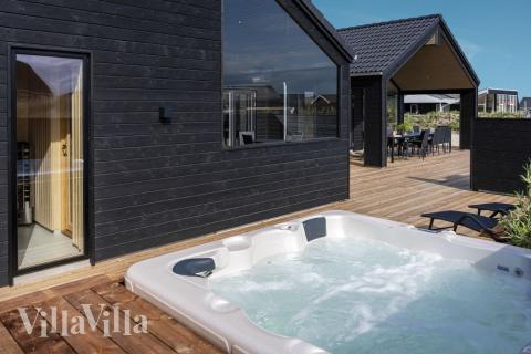 Luksushus nr. 558 har en dejlig terrasse med gode havemøbler til 18 personer.