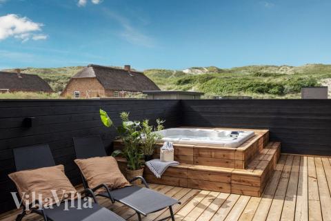Nyd en grillaften på terrassen i luksushus nr. 558 i Vestjylland