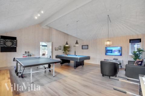 Dyst i sommerhusets aktivitetsrum, når I besøger luksushus nr. 545 i Limfjorden.